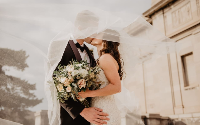 novios besándose después de la boda